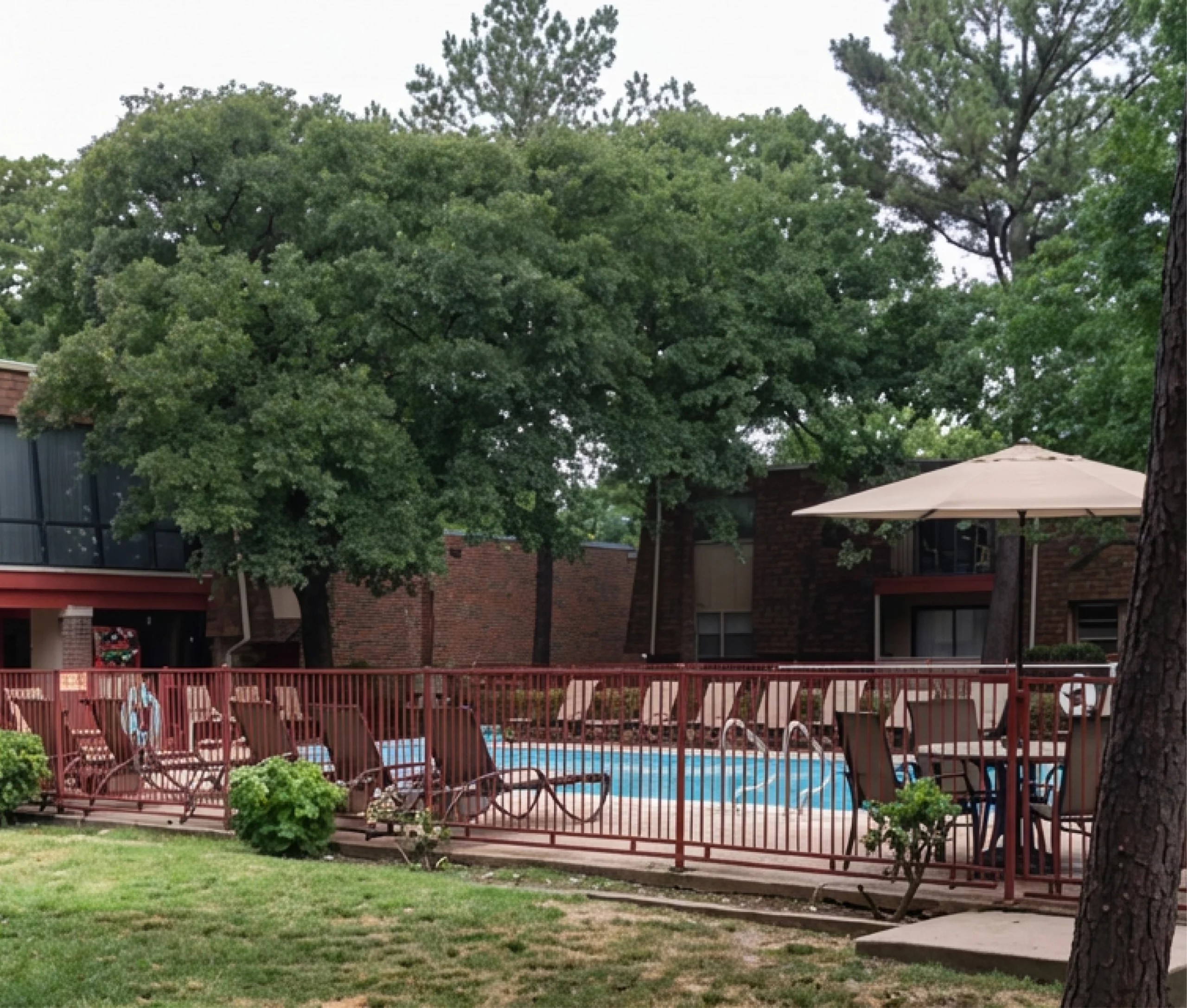 Swimming pool and outdoor seating at Walnut Gardens Apartments